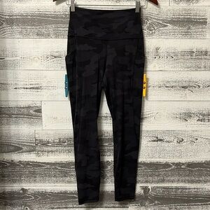 Lululemon Size 6 GUC Black and Grey Camo Leggings with Pockets